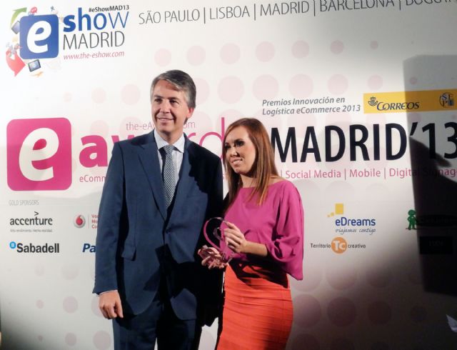 David Muntañola, Director Comercial y Marketing de Correos entrega el premio a Isabel María Sánchez, responsable del Departamento de Marketing de PcComponentes