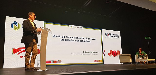 El Catedrático de Nutrición y Bromatología de la Universidad de Murcia, Gaspar Ros presentando la investigación en el Congreso de Nutrición, Alimentación y Dietética