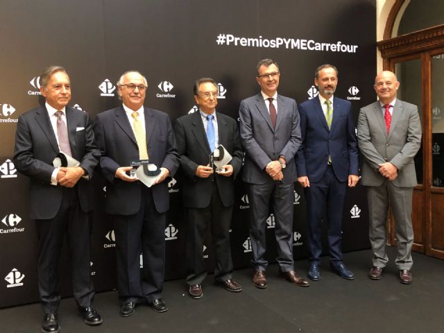 El presidente de ELPOZO ALIMENTACIÓN, Tomás Fuertes, recoge el Premio Carrefour en la categoría ‘Mención especial’. 